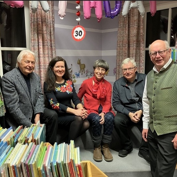 Von links: Obfrau des Kulturausschusses Irmi Konczalla, Bgm. a. D. Josef Eidenberger, Leiterin Natalia Proberii, Vera Rath-Paluch, Rudi Habringer, Bgm. Hans Plakolm