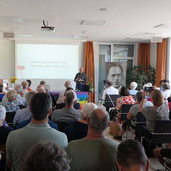 Wolfgang Palaver, emeritierte Professor für christliche Gesellschaftslehre an der Universität Innsbruck, hielt den Hauptvortrag des Vormittags mit dem Titel „Menschenrecht und Demokratie unter Druck: Widerstandskraft aus der christlichen Friedensethi