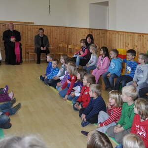 Bischof besuchte Volksschulen und Kindergarten