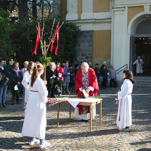 Palmweihe vor der Kirche