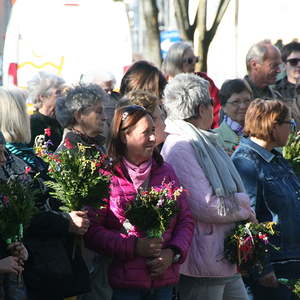 Palmweihe vor der Kirche