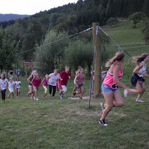  Ein umgebautes, ehemaliges Bauernhaus auf einer Alm in Weyer war die Herberge für 30 Jungscharkinder. Acht Kinder unserer Pfarre verbrachten mit Mädchen und Buben der Pfarre Scharnstein eine erlebnisreiche Woche: Lagerleiter Matthias Holzinger übern