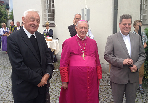 Der Jubilar Johann Schicklberger, Diözesanbischof Ludwig Schwarz und Stadtpfarrer Gerald Geyrhofer. Foto: Klaus Autengruber