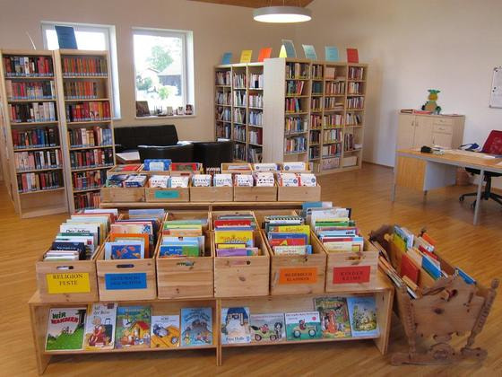 Barrierefrei zugänglich, präsentieren sich die großzügigen und hellen Räumlichkeiten der Bücherei.