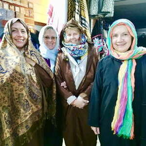 Damenrunde in traditioneller Bekleidung in der Abdullah Moschee.