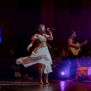 Die Newcomerin Shinade überzeugte mit ihrer warmen Stimme und charismatischen Bühnenpräsenz