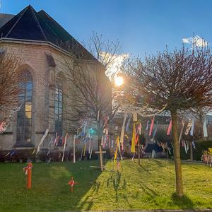 Osteraktion der Pfarre Kirchdorf an der Krems. Bis Karfreitag wurden im Garten des Pfarrhofs verschiedenste Kreuze aufgestellt, die das Leid zur Sprache bringen. Zu Ostern wurden diese mit bunten Bändern geschmückt als Zeichen, dass es im Leiden eine