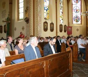 Großes Interesse bei der Pfarrbevölkerung, im Hintergrund die Anzinger-Fenster