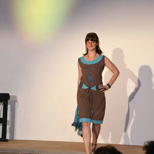 MODENSCHAU und Informationen über ökologisch und fair hergestellte Kleidung 