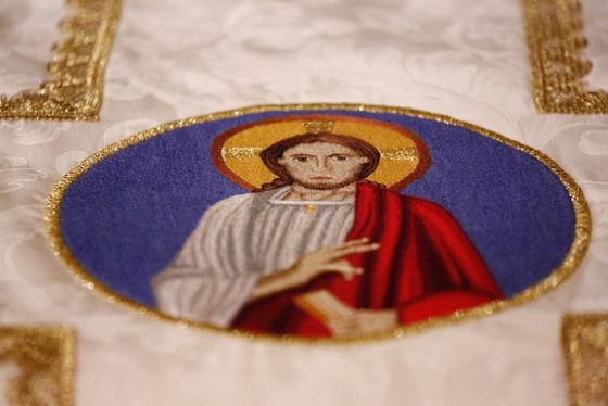 Das Messkleid für P. Elija mit dem Motiv des Lambacher Christus aus dem 11. Jahrhundert.