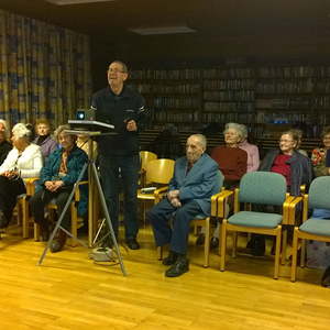 Herr Holl zeigt Dias von seiner Peru-Reise