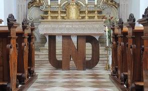 Neuer Volksaltar in der Linzer Priesterseminarkirche, gestaltet von Josef Bauer