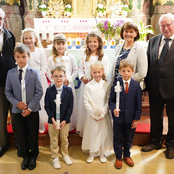 Erstkommunionkinder mit Religionslehrerin, Pfarrer und Diakon