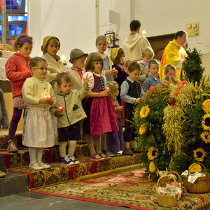 „Vieles in unserem Leben hat mit Erntedank zu tun“, so die Kirchdorfer Pastoralassistentin Bernadette Hackl. Beim Erntedankfest wurde die Erntekrone vor dem Pfarrhof durch Pfarrer P. Severin Kranabitl gesegnet und dann in die Kirche getragen. Der Got