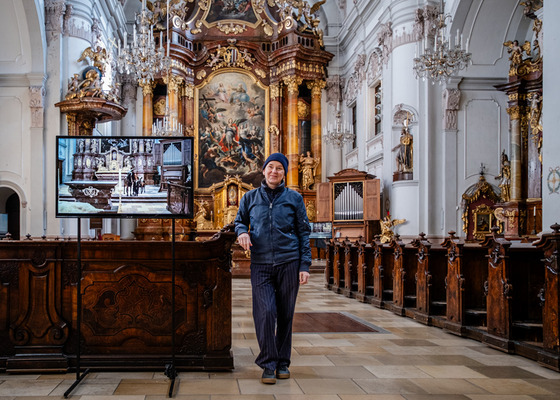 Memento Mori / © Diözese Linz / Kienberger Filminstallation 'Das menschliche und das tierische Wesen' von Nicole Six (im Bild) und Paul Petritsch.