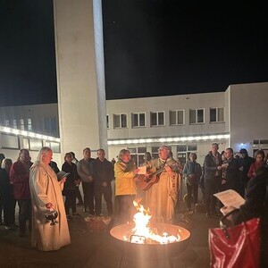 Wir versammeln uns um das Osterfeuer