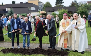 V. l.: Mag. Philipp Summereder, Prof. Kurt Rohrhofer, Mag.a Karin Preining, Diözesanbischof Dr. Manfred Scheuer, Mag. Peter Zuber, Pfarradministrator GR Mag. Ernest Szabó.