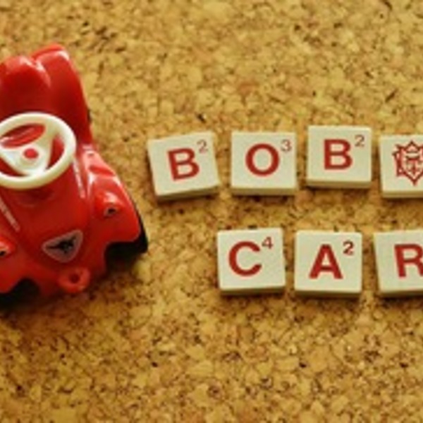 Bild mit Foto von Bobbycar und daneben steht mit Steckbuchstaben das Wort BOBBYCAR