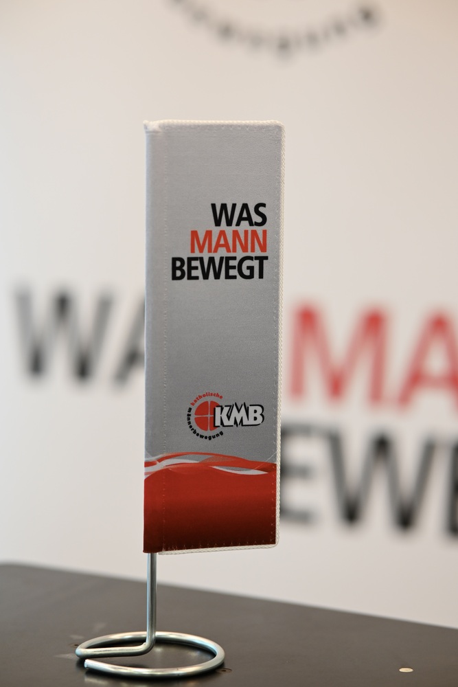 Ein Tischständer mit der Aufschrift 'WAS MANN BEWEGT'