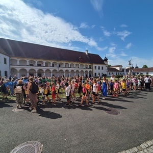 Unsere Volksschüler im Stift Reichersberg