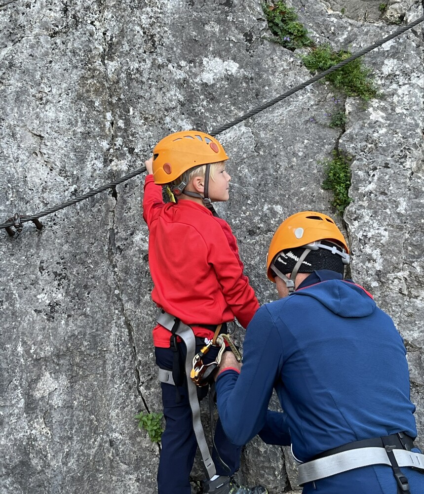 Klettersteig / Konrad Pilz/KMB Ein Vater hilft seinem Kind am Klettersteig