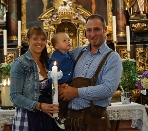 Eltern: Sandra u. Daniel Hauder, Mühlenweg 28                       