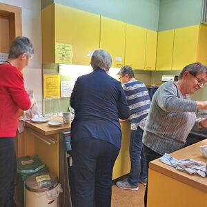 Pfarrmitglieder bereiten alles vor.