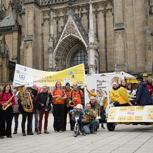 Das Gegentonorchester und das Konferenzrad beim Platz für Möglichkeiten vor dem Dom.