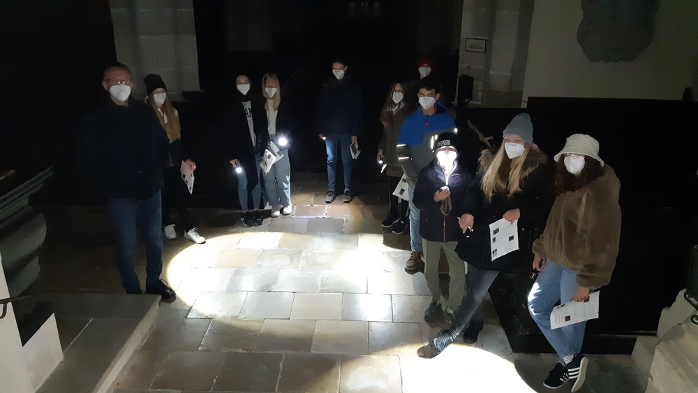 Firmlinge der Pfarre Eferding bei einer Taschenlampenführung im Zuge der Firmvorbereitung in der Pfarrkirche