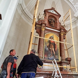 Verhüllen der Altäre