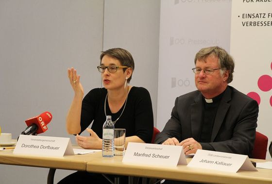 Mag.a Dorothea Dorfbauer (Sprecherin der Veranstaltungsgemeinschaft „Tag der Arbeitslosen“) und Diözesanbischof Dr. Manfred Scheuer