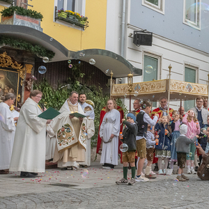 Segens-Station, Kinder singen und lassen Seifenblasen in den Himmel steigen