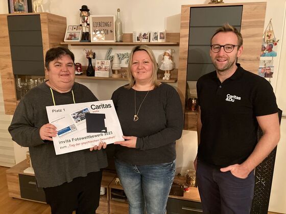 invita-Bereichsleiter Volker Hofer (re.) und Gabi Fischer, Mitglied der inklusiven Jury, gratulierten Linda Schnell, die mit einem Foto ihres Onkels den Land Art-Fotowettbewerb gewann. / © Caritas invita-Bereichsleiter Volker Hofer (re.) und Gabi Fischer, Mitglied der inklusiven Jury, gratulierten Linda Schnell, die mit einem Foto ihres Onkels den Land Art-Fotowettbewerb gewann.