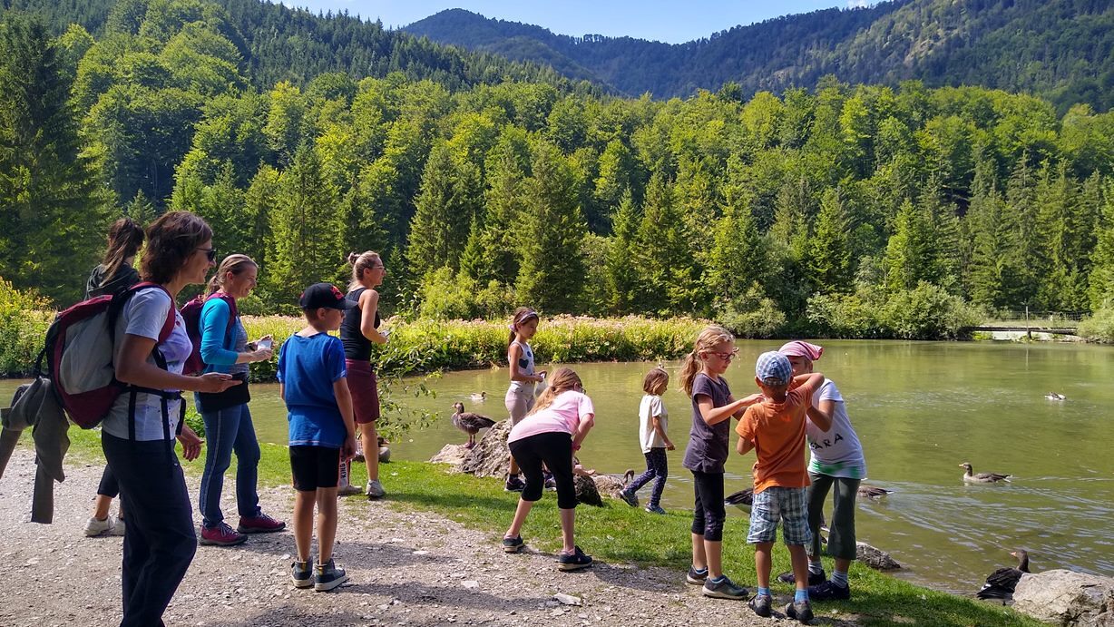 Mütter und Kinder am Bach