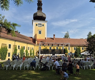 Pfarrfest mit Festgottesdienst im Schlosshof
