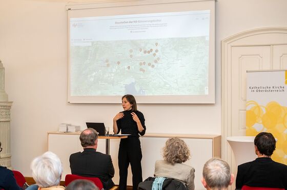 Buchpräsentation: Neue Perspektiven auf Kriegerdenkmäler / © Diözese Linz / Thomas Markowetz Kunsthistorikerin und vermittlerin Eva Meran vom Haus der Geschichte ?sterreich gab Einblicke in die Vermittlungspraxis.