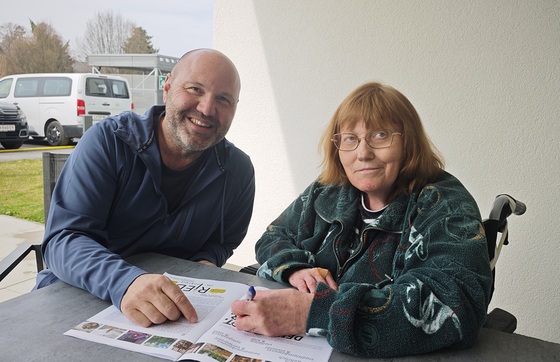 Daniel Hinterleitner und Brigitte Edinger / © Caritas Ein Jahr invita Ried: Ein Haus wächst zusammen