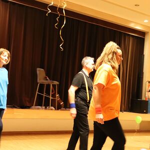 Föhnfarisur trifft Schulterpolster - Das Motto dieses Festes