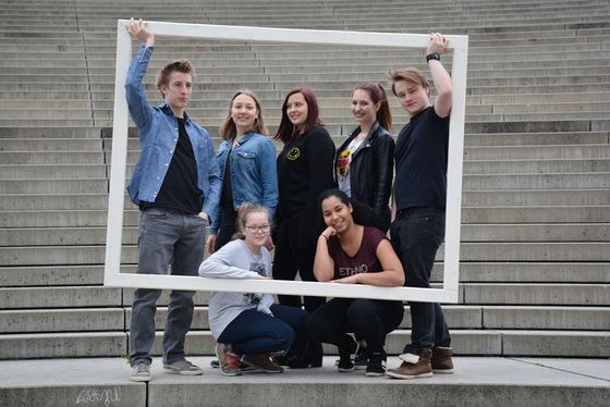 Die Klasse mobbt die neue Mitschülerin Marie. / © GRÜNER ANKER / Kaineder Die Klasse mobbt die neue Mitschülerin Marie.