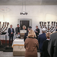 Pogromnachtgedenken 2023: Charlotte Herman und andere Mitglieder der Israelitischen Kultusgemeinde verlasen die Namen der NS-Opfer. 