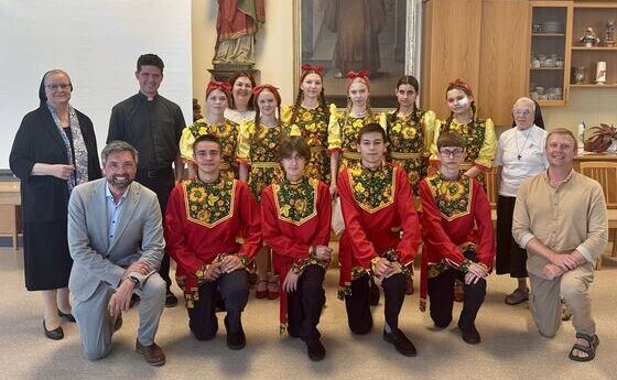 10 Schüler:innen der 10. Klasse der Schule St. Lorenz in Nordkasachstan zu Besuch im Mutterhaus der Franziskanerinnen von Vöcklabruck.