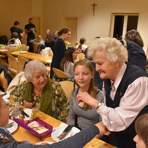 gesegnete Speisen werden verzehrt