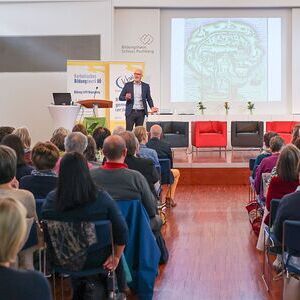 Jahrestagung der KBW-Treffpunkte Bildung zum Thema 'Erwachsenenbildung als Impulsgeber:in für positive Zukunftsbilder' mit Stefan Wally, Leiter der Robert-Jungk-Bibliothek für Zukunftsfragen.
