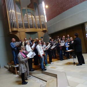 Spannend, der Wechsel zwischen Chorstrophen und Volksgesang!