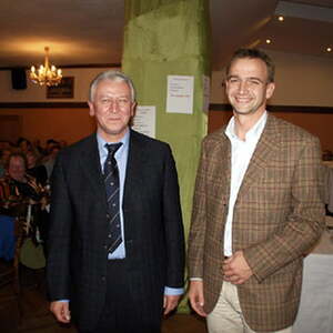 Pfarrer Dr. Puchberger mit dem Produzenten des Festweines Helmut Limbeck