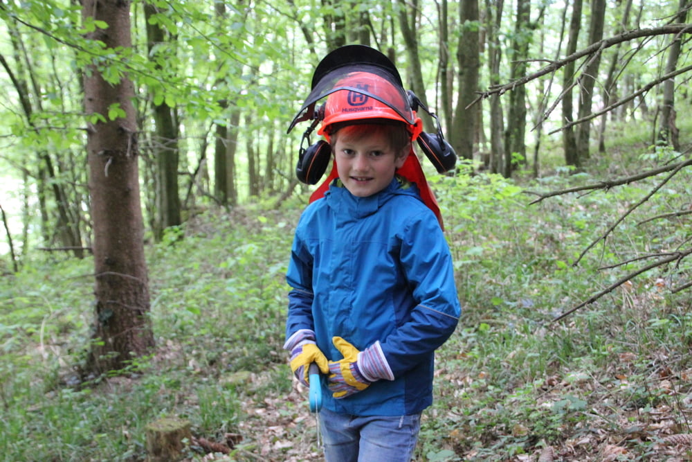 ausgerüstet zum Bau mit Säge und Schutzhelm
