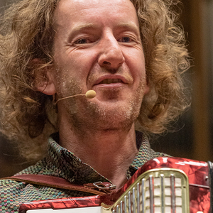 Kabarettist Thoma Franz-Riegler in der Ennsleitner Kirche