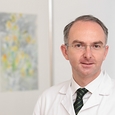 Primar Univ.-Doz. Dr. Bernd Lamprecht beantwortet unter der Notrufnummer 142 Fragen rund um die Corona-Impfung.