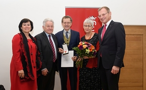 V. l.: Landesrätin Birgit Gerstorfer, Landeshauptmann a. D. Josef Pühringer, der Geehrte Matthäus Fellinger, seine Frau Maria Fellinger-Hauer und Landeshauptmann Thomas Stelzer.