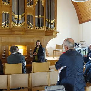 Franziska Leuschner mit Teilnehmerinnen und Teilnehmern am Ökumenischen Orgelseminar in Rutzenmoos